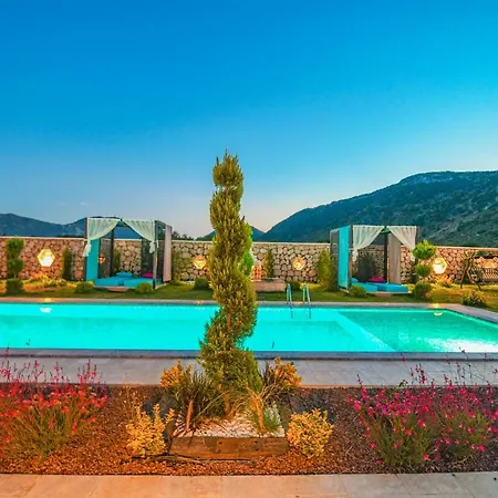 Sleeps 4 Pool Air Con Wifi *