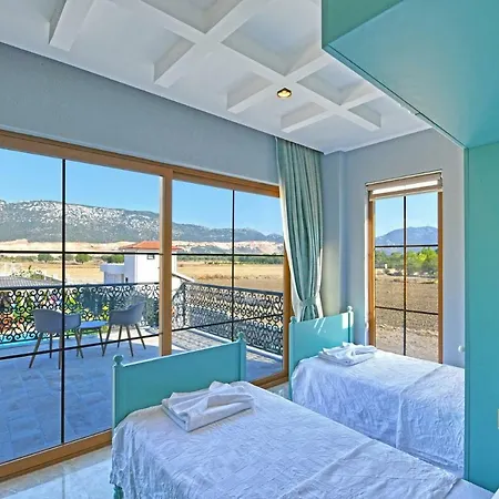 Villa Sleeps 4 Pool Air Con Wifi *